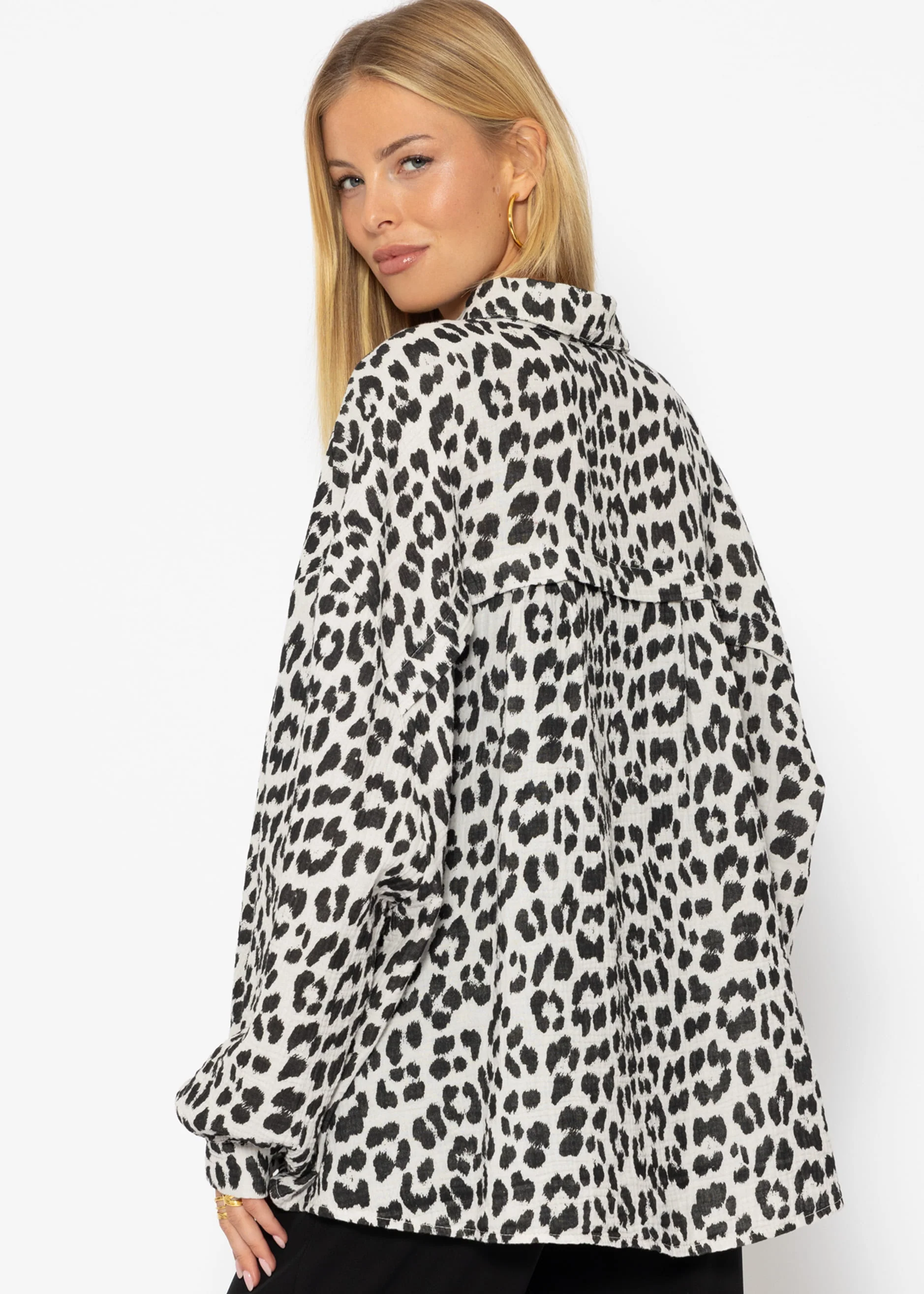 Musselin Blouse Oversize briefly with Leo -Print - OffWhite - Image 5