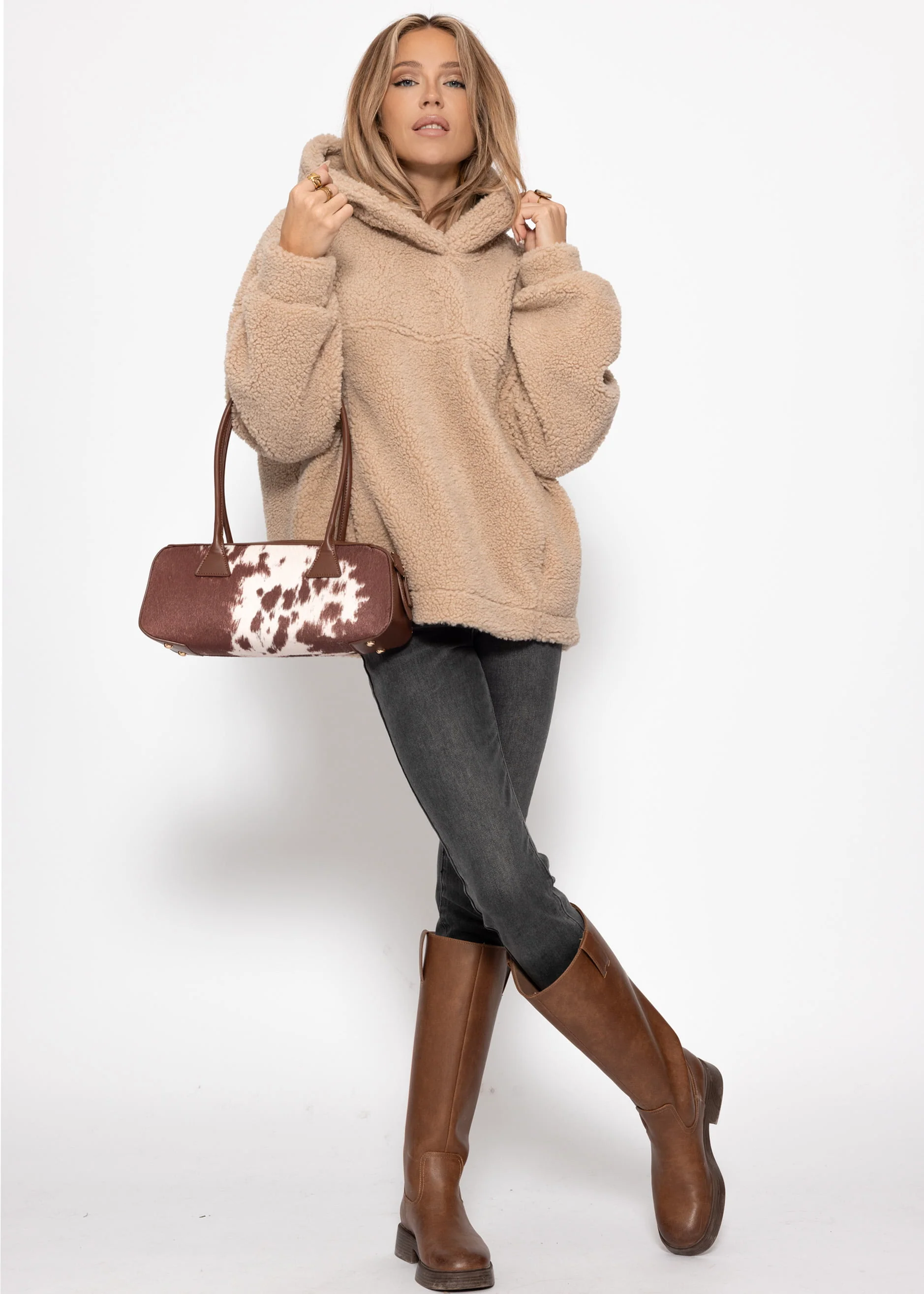 Shoulder bag made of synthetic leather with cow print - brown - Image 4